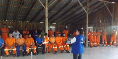 Trabalhadores das obras da BR-116 recebem informações sobre cuidados com a saúde durante o verão