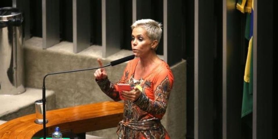 Em passeio de lancha, Cristiane Brasil se defende de ações trabalhistas