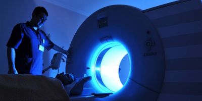 Homem morre após ficar preso em máquina de ressonância magnética