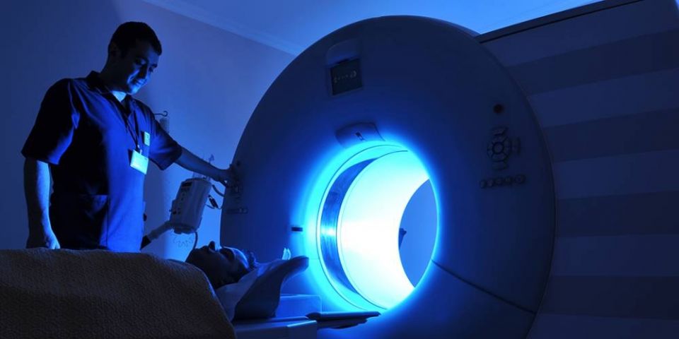 Homem morre após ficar preso em máquina de ressonância magnética
