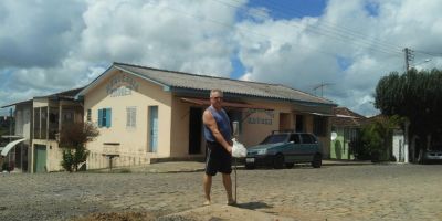 Devido ao risco de acidente, camaquense sinaliza rua na esquina de seu comércio