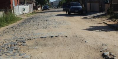 Camaquense reclama de buracos deixados no meio da rua após serviço da Corsan 