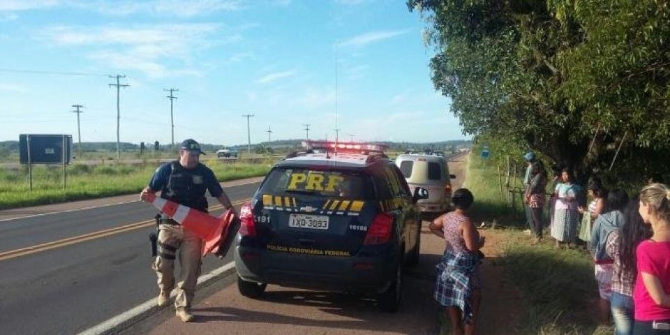Mulher e criança indígenas morrem atropeladas na BR-116, em Barra do Ribeiro