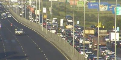 Acidente entre cinco veículos deixa trânsito lento na Freeway