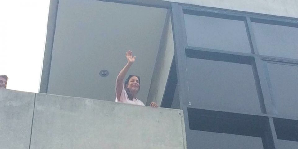 Ivete Sangalo aparece na varanda do hospital onde está internada em Salvador e diz que terá alta na quarta