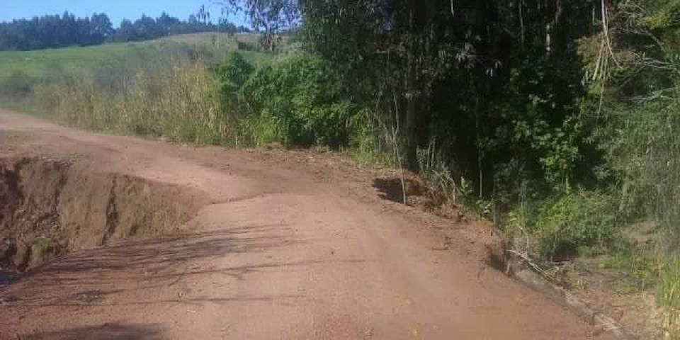 Espaço do Leitor: travessão da estrada do Rato sem ônibus devido a ponte desbarrancada 