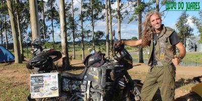 VÍDEO: espanhol já viaja há 20 meses de moto pelo mundo e passa por Camaquã (RS)
