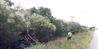 Caminhonete capotada é encontrada às margens da ERS-350, trecho Camaquã/Arambaré