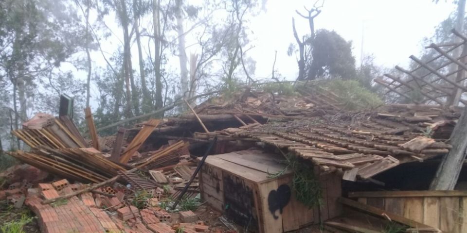 FOTOS: ventos com cerca de 120 Km/h deixam famílias desabrigadas no interior de Chuvisca