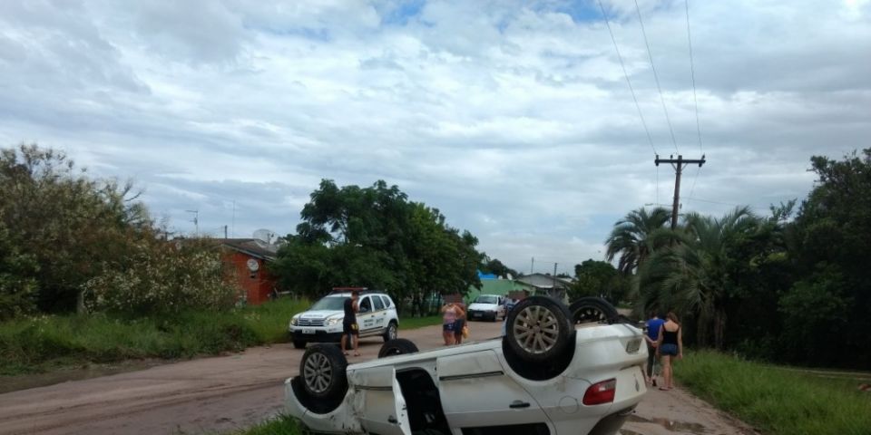 Carro capota em Arambaré na quinta-feira