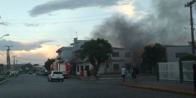 VÍDEO: incêndio atinge garagem de comércio e causa prejuízos em Camaquã