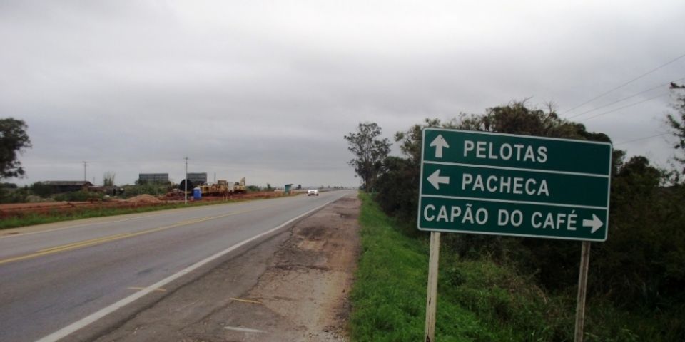 Trânsito em meia-pista na BR-116 nesta manhã, entre o Km 411 e 412 em Camaquã