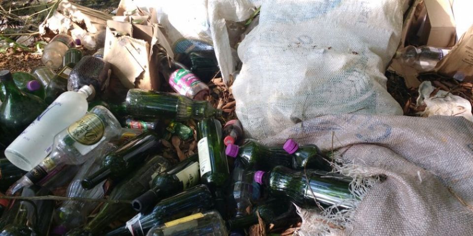 Lixo é jogado na Prainha em Camaquã