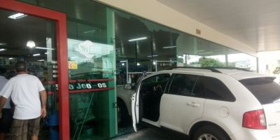 FOTOS: motorista perde o controle e carro invade supermercado em Camaquã