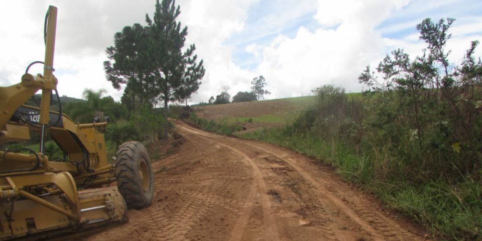 Travessão de Santa Auta recebe encascalhamento e patrolamento