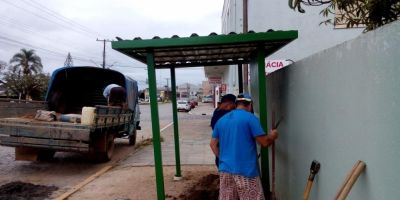 Abrigo de ônibus é colocado na Av. Loureiro da Silva em Camaquã