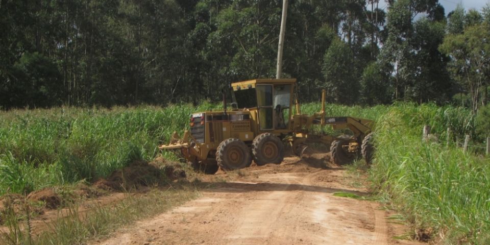 Travessão Strelow recebe patrolamento na Santa Auta