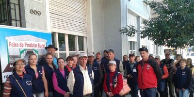 Feirantes coloniais realizam manifestação em frente à Prefeitura de Camaquã