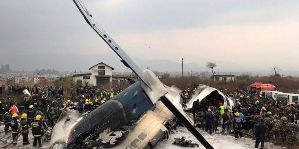 MUNDO: avião de companhia aérea de Bangladesh cai ao pousar no Nepal