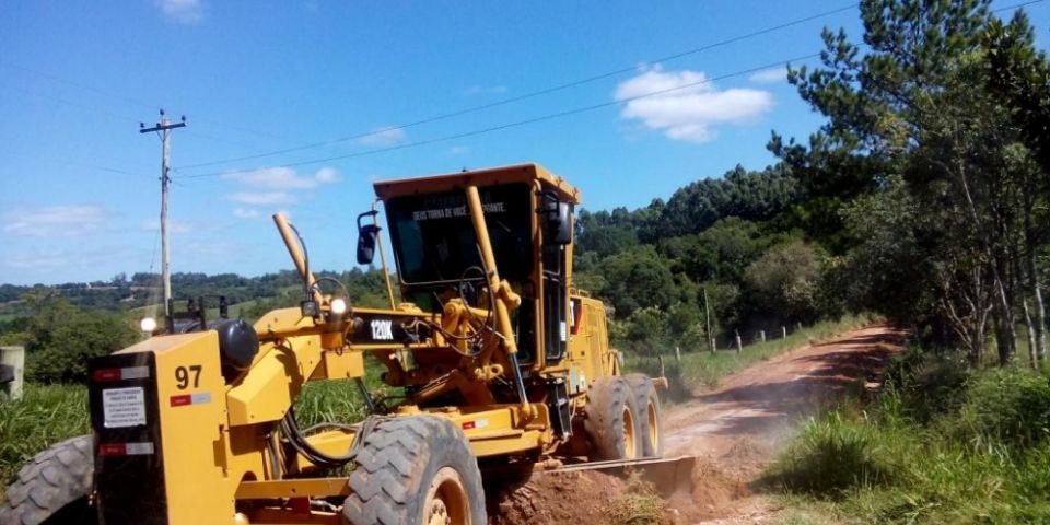 Passo do Vitorino recebe patrolamento, alargamento da estrada e cascalhamento