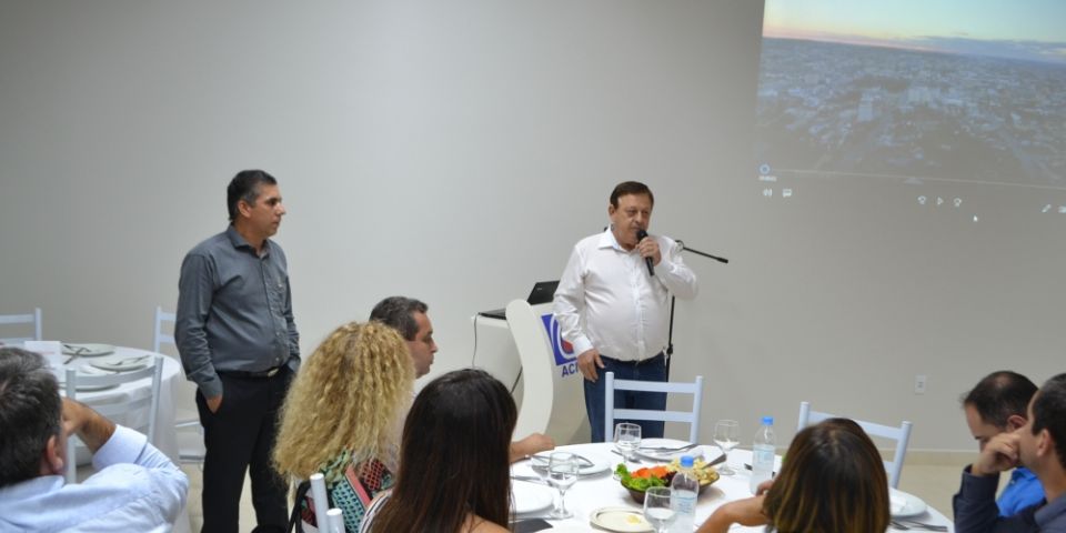 Prefeito de Camaquã realiza palestra na reunião almoço da Acic