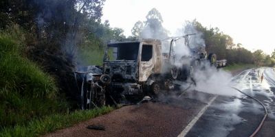 VÍDEO: carro pega fogo em acidente com caminhão na BR-116 em Tapes
