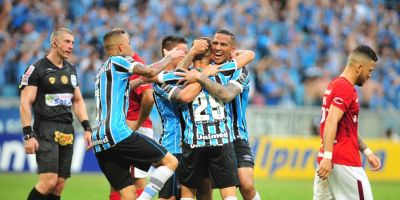 Grêmio joga melhor, goleia Inter e fica muito perto da semifinal do Gauchão