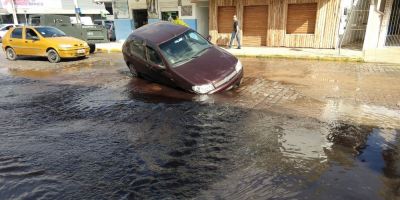 Com rompimento de rede e alagamento na Bento carro cai em buraco, em Camaquã