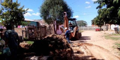 Servidores trabalham na colocação de canos no bairro Cônego Walter