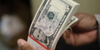 Dólar fecha no maior valor do ano em meio à guerra comercial entre EUA e China