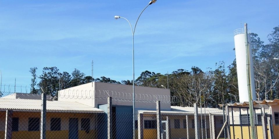 Presídio de Canoas deverá instalar bloqueadores de celular em 10 dias