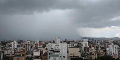 Chegada de frente fria neste sábado aumenta risco de temporais no RS