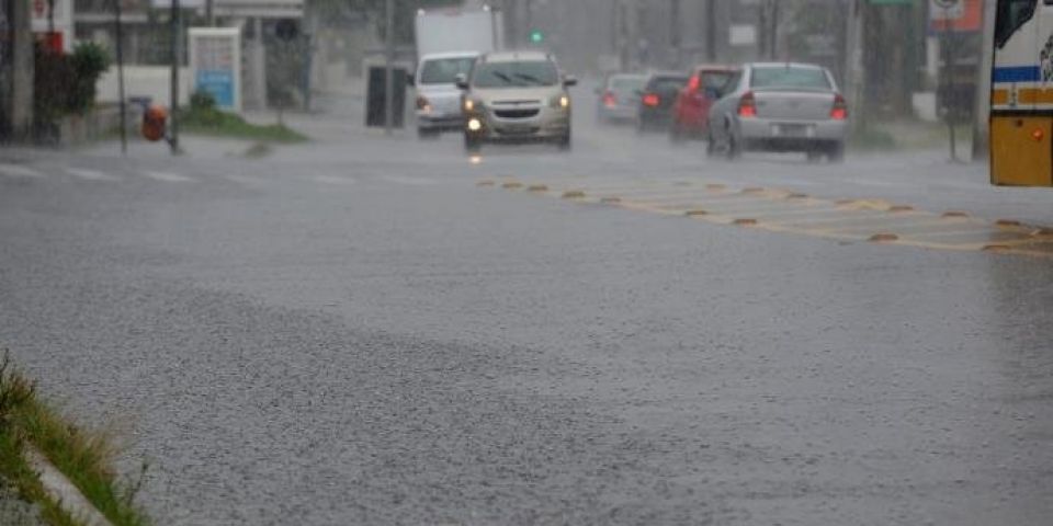 Temporal e vento forte atingem RS neste sábado