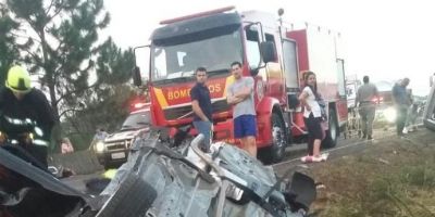 Bebê e jovem morrem em acidente entre quatro veículos na BR-101, em Torres