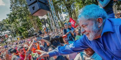 Dois ônibus da caravana de Lula são atingidos por tiros