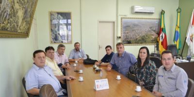 Representante do grupo Zé Pneus visita o prefeito de Camaquã