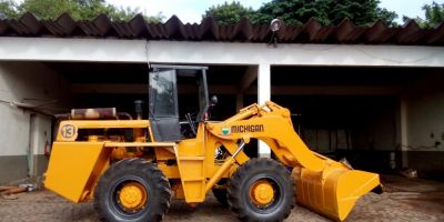 Carregadeira é totalmente restaurada pelos mecânicos da Prefeitura de Camaquã