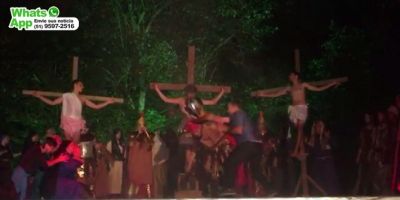 Homem agride soldado para 'salvar' Jesus durante encenação da Paixão de Cristo