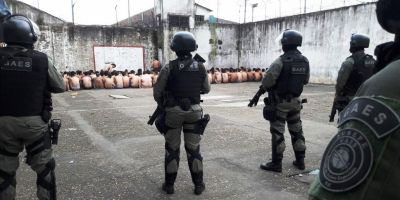 Agentes penitenciários executam revista no Presídio de Camaquã