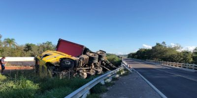 FOTOS: carreta que tombou na BR-116 deixou motorista ferido, em Tapes