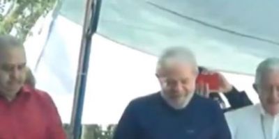 AO VIVO: Lula sobe no caminhão de som em frente ao Sindicato dos Metalúrgicos