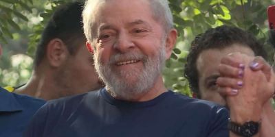 Lula diz que vai se entregar e critica Judiciário