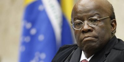 Joaquim Barbosa assina ficha de filiação ao PSB