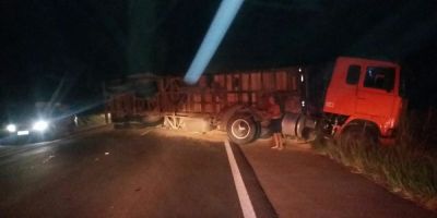 Caminhão tomba com carga de arroz e deixa BR-116 interrompida, em Camaquã