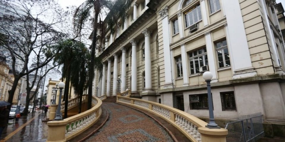 Estado quita folha de março na manhã desta sexta-feira