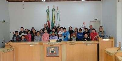 Camaquã - alunos da escola Sepé Tiaraju visitam a Câmara de Vereadores