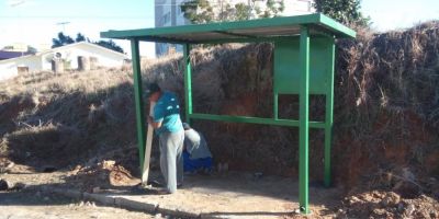 Abrigo de ônibus é colocado na Rua José Custódio de Oliveira em Camaquã