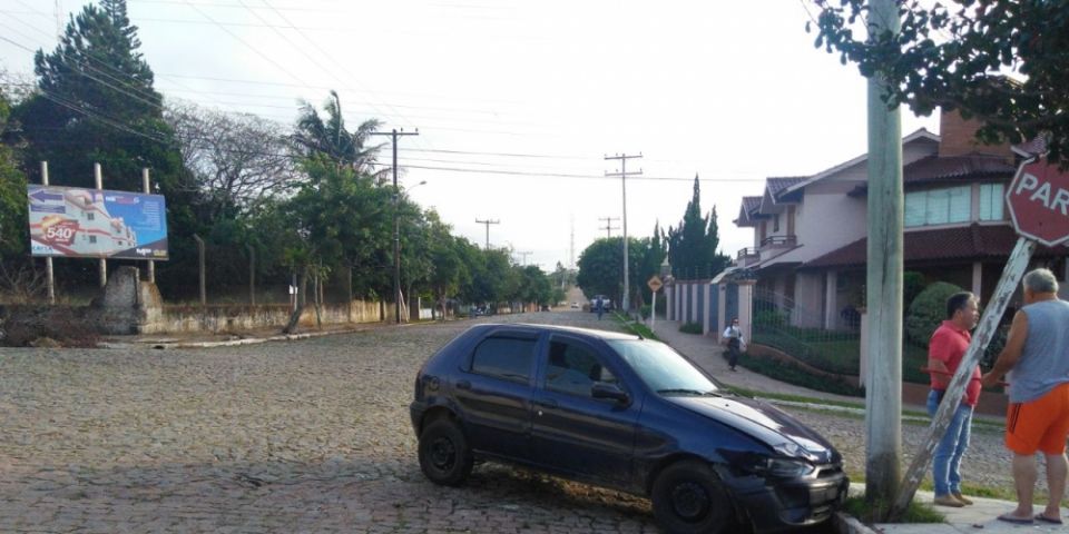 Acidente de trânsito causa danos materiais no bairro Jardim do Forte, em Camaquã