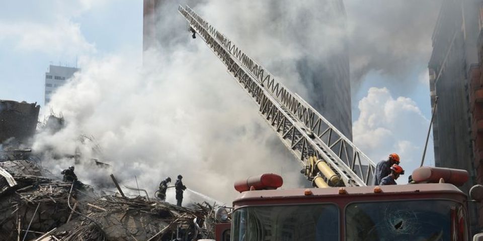Bombeiros retiram primeiro corpo de escombros de prédio em SP