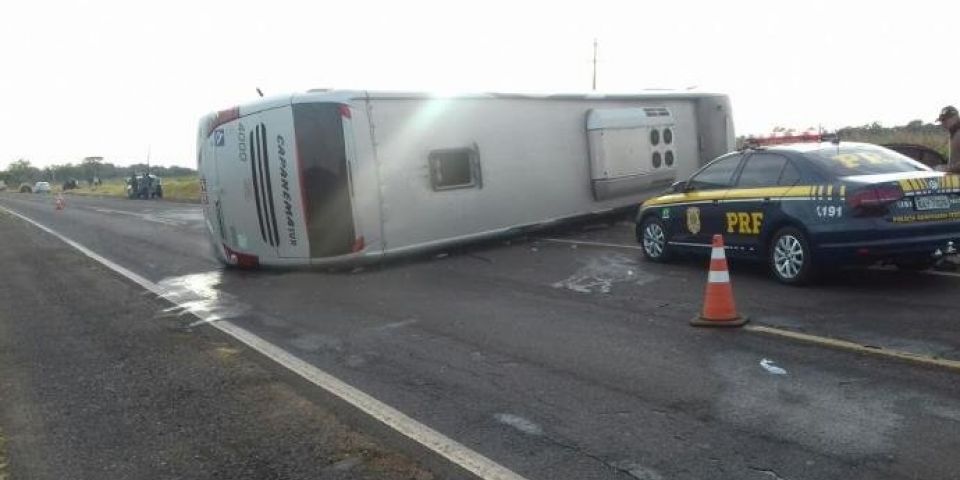 Colisão entre ônibus e dois carros deixa 9 mortos no Paraná